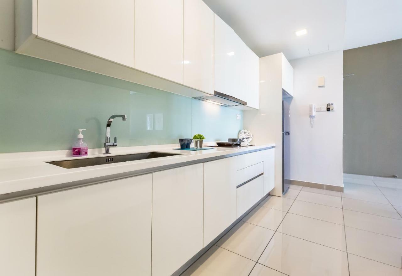 Apartment Hostahome Suites At Tropez Danga Bay